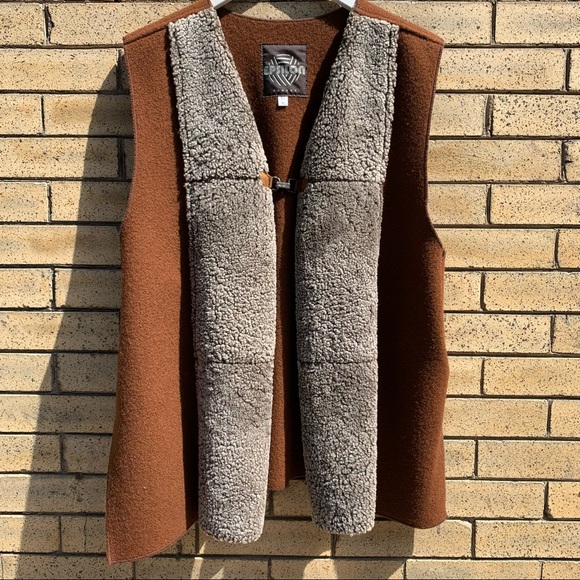 ❌SOLD❌ Sherpa genuine sheepskin and Chestnut Brown wool sleeveless jacket vest - Picture 3 of 9